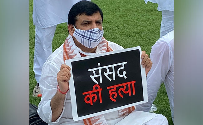 कृषि बिल पास होने के विरोध में संसद में चादर-तकिया लेकर धरने पर बैठे AAP सांसद संजय सिंह