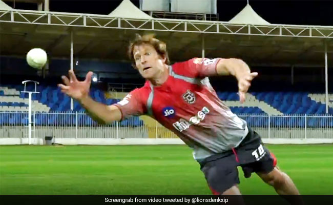 IPL 2020: जॉन्टी रोड्स ने हवा में उड़कर लिया नामुमकिन कैच, देखते रह गए खिलाड़ी... देखें Video