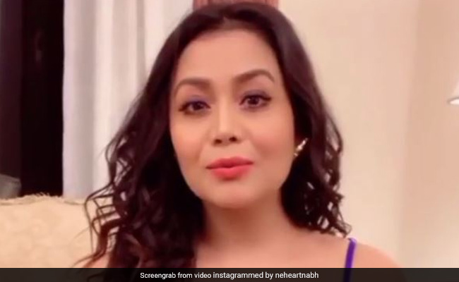 नेहा कक्कड़ का Video हुआ वायरल, पास बुलाकर कहा- आई लव यू...