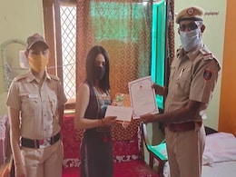 महिला पत्रकार की बहादुरी से पकड़े गए मोबाइल झपटमार, दिल्ली पुलिस ने किया सम्मानित महिला पत्रकार की बहादुरी से पकड़े गए मोबाइल झपटमार, दिल्ली पुलिस ने किया सम्मानित