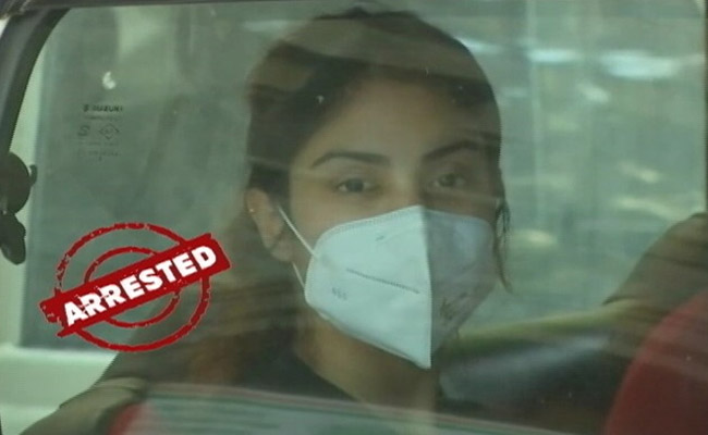 Rhea Chakraborty की गिरफ्तारी पर हंसल मेहता का ट्वीट- न आत्महत्या के लिए उकसाने, न ही मनी लॉन्डरिंग, न ही हत्या...