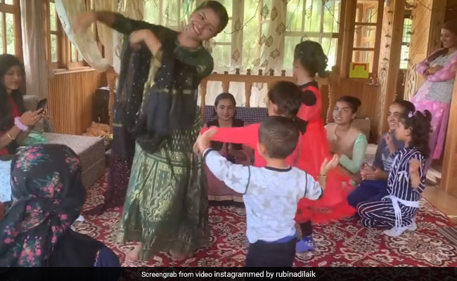 टीवी एक्ट्रेस Rubina Dilaik ने पहाड़ी गाने पर बच्चों संग किया डांस, वायरल हुआ Video