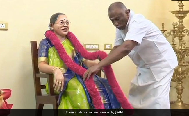 पत्नी की मौत के 30 दिन बाद बिजनेसमैन ने बनवाया अपने 'प्यार' का पुतला, बोला- 'स्टेच्यू को देखकर मुझे...'