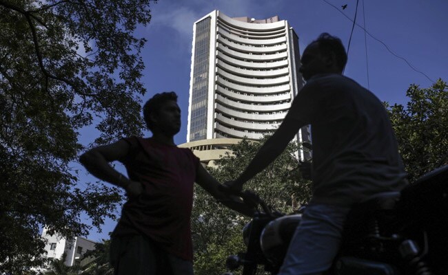 Los compradores extranjeros invierten dinero en acciones indias a pesar del hundimiento de la economía Los compradores extranjeros invierten dinero en acciones indias a pesar del hundimiento de la economía