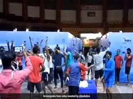 Covid-19 मरीजों की बर्थडे पार्टी का VIDEO शेयर कर IPS अधिकारी ने कहा- ऐसे नाचें तो हार जाएगा कोरोना Covid-19 मरीजों की बर्थडे पार्टी का VIDEO शेयर कर IPS अधिकारी ने कहा- ऐसे नाचें तो हार जाएगा कोरोना