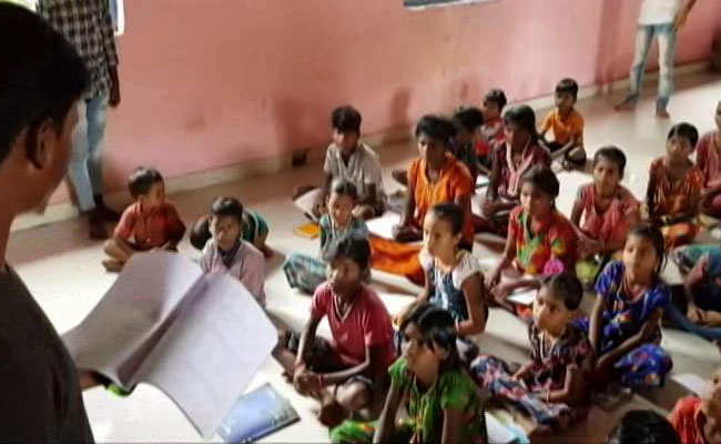 Lacking E-Tools, Teen Students Turn Tutors In Maharashtra Village