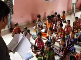 महामारी के दौर में शिक्षा से दूर हुए गांव के बच्चों के शिक्षक बन गए कॉलेज छात्र, स्कूल शुरू किया महामारी के दौर में शिक्षा से दूर हुए गांव के बच्चों के शिक्षक बन गए कॉलेज छात्र, स्कूल शुरू किया