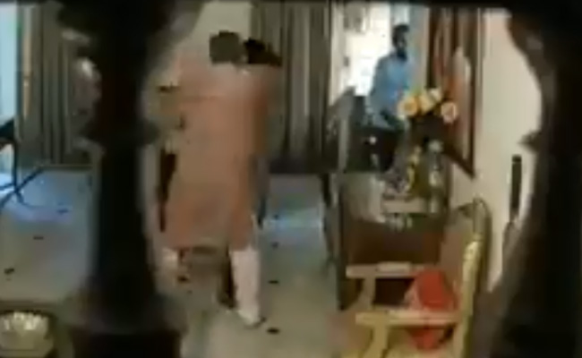 MP : स्पेशल डीजी पुरुषोत्तम शर्मा का पत्नी से मारपीट का VIDEO वायरल, गृहमंत्री-DGP तक पहुंचा मामला