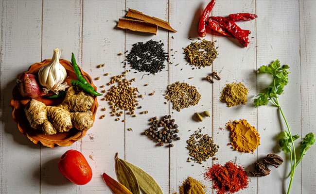 Spices For Cold And Cough: सर्दी और खांसी से तुरंत आराम पाना चाहते हैं, तो इन 5 आयुर्वेदिक मसालों का करें इस्तेमाल