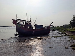 बांग्लादेश में मछली पकड़ने वाले ट्रॉलर से हो रही थी कपड़ों की तस्करी, कस्टम विभाग ने कोस्टगार्ड की मदद से पकड़ा बांग्लादेश में मछली पकड़ने वाले ट्रॉलर से हो रही थी कपड़ों की तस्करी, कस्टम विभाग ने कोस्टगार्ड की मदद से पकड़ा