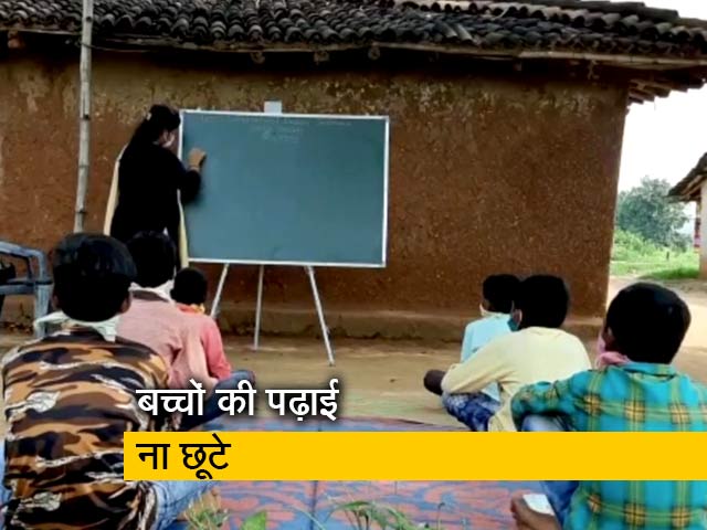 सोनभद्र में चौपाल पर लग रही है क्लास