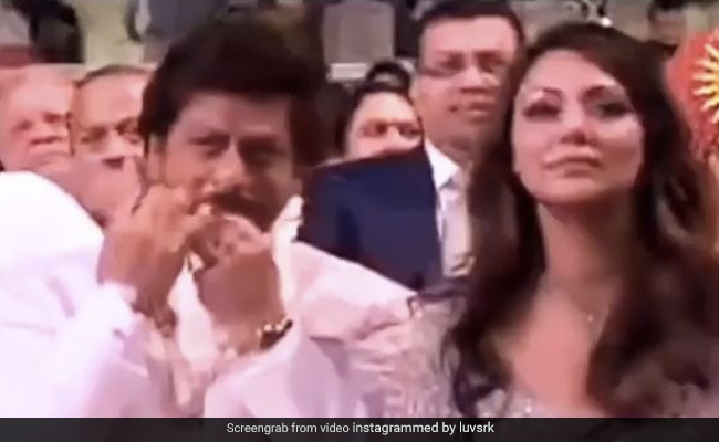 अवार्ड शो में बैठे-बैठे शाहरुख खान अचानक बजाने लगे बांसुरी, थ्रोबैक Video हुआ वायरल