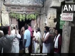 मंदिर के गर्भगृह में जबरन घुसने वाले BJP नेता पर केस दर्ज, COVID-19 की वजह से बैन थी एंट्री मंदिर के गर्भगृह में जबरन घुसने वाले BJP नेता पर केस दर्ज, COVID-19 की वजह से बैन थी एंट्री