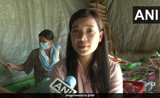कमल के फूल की डंडी से धागा बना रही है मणिपुर की यह युवती