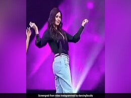 Katrina Kaif ने 'हुस्न परचम' सॉन्ग पर डांस कर स्टेज पर मचाया तहलका, खूब Viral हो रहा है Video Katrina Kaif ने 'हुस्न परचम' सॉन्ग पर डांस कर स्टेज पर मचाया तहलका, खूब Viral हो रहा है Video