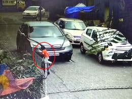 सड़क किनारे खेल रहे बच्चे पर ड्राइवर ने चढ़ाई कार, फिर भी सही सलामत - CCTV फुटेज आया सामने सड़क किनारे खेल रहे बच्चे पर ड्राइवर ने चढ़ाई कार, फिर भी सही सलामत - CCTV फुटेज आया सामने
