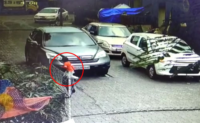 सड़क किनारे खेल रहे बच्चे पर ड्राइवर ने चढ़ाई कार, फिर भी सही सलामत - CCTV फुटेज आया सामने