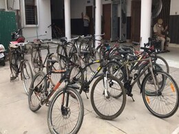 दिल्ली: लॉकडाउन में साइकिल चोरी की घटनाएं बढ़ीं, दो चोरों के पास से 13 साइकिलें बरामद दिल्ली: लॉकडाउन में साइकिल चोरी की घटनाएं बढ़ीं, दो चोरों के पास से 13 साइकिलें बरामद