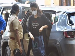 Rhea Chakraborty Wears T-Shirt That Says "Smash The Patriarchy" Rhea Chakraborty Wears T-Shirt That Says "Smash The Patriarchy"