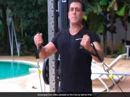सलमान खान ने घर में बना डाला GYM, वीडियो में टफ एक्सरसाइज करते आए नजर- देखें Video सलमान खान ने घर में बना डाला GYM, वीडियो में टफ एक्सरसाइज करते आए नजर- देखें Video