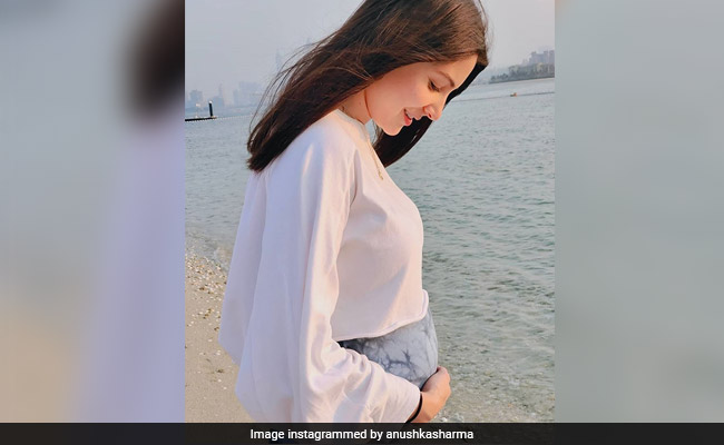 अनुष्का शर्मा समुद्र के किनारे बेबी बंप फ्लॉन्ट करती नजर आईं, 14 लाख से ज्यादा बार देखी गई Photo