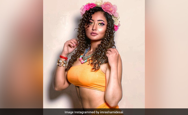 रश्मि देसाई ने कर्ली बालों के साथ यूं पहना फूलों का टियारा, बोलीं- अंदर की आवाज... देखें Photos