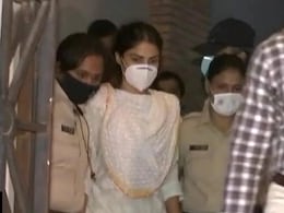 रिया चक्रवर्ती की गिरफ्तारी पर बोले उनके वकील- रिया ने एक ड्रग एडिक्ट से प्यार किया   रिया चक्रवर्ती की गिरफ्तारी पर बोले उनके वकील- रिया ने एक ड्रग एडिक्ट से प्यार किया