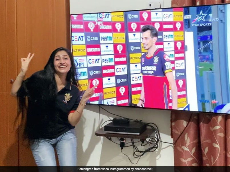 IPL 2020, SRH vs RCB: Yuzvendra Chahal's Fiancee Dhanashree Verma Dances As He Receives Man Of The Match Award. Watch