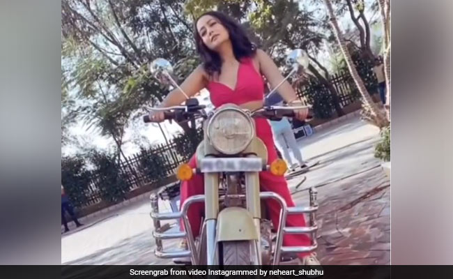 नेहा कक्कड़ ने बुलेट पर बैठकर दिखाया टशन, Video हुआ वायरल