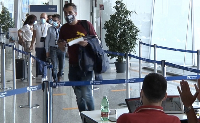 Airlines Look To COVID-19 Tests That Give Results As Fast As Pregnancy Tests