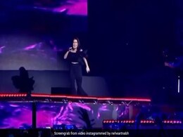 Neha Kakkar ने हजारों फैन्स के बीच गाया Manali Trance सॉन्ग, स्टेज पर ब्लैक ड्रेस में दिखाया जलवा Neha Kakkar ने हजारों फैन्स के बीच गाया Manali Trance सॉन्ग, स्टेज पर ब्लैक ड्रेस में दिखाया जलवा
