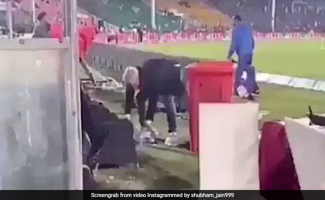 निधन के बाद पूर्व दिग्गज डीन जोन्स का Video हो रहा है खूब वायरल, स्टेडियम साफ करते दिखें..