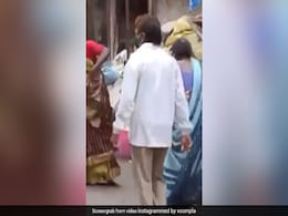 'पिया तू अब तो आजा' गाने पर दो बुजुर्ग महिलाओं ने किया जबरदस्त डांस, हेलेन भी देखकर हो जाएंगी दंग 'पिया तू अब तो आजा' गाने पर दो बुजुर्ग महिलाओं ने किया जबरदस्त डांस, हेलेन भी देखकर हो जाएंगी दंग