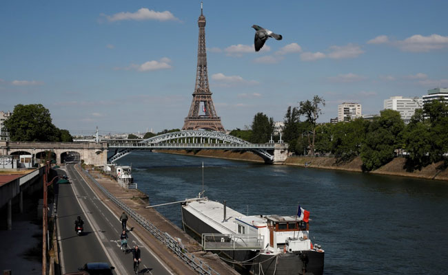 Eiffel Tower Reopens After Bomb Scare In Paris