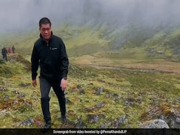 अरुणाचल प्रदेश के CM का सफर, लोगों से मिलने के लिए 11 घंटे पैदल चलकर पहुंचे गांव अरुणाचल प्रदेश के CM का सफर, लोगों से मिलने के लिए 11 घंटे पैदल चलकर पहुंचे गांव