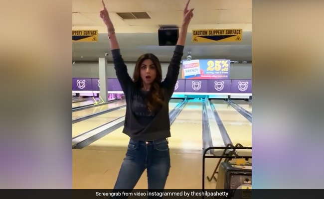 Throwback: When Shilpa Shetty Bowled A Strike Like A Pro