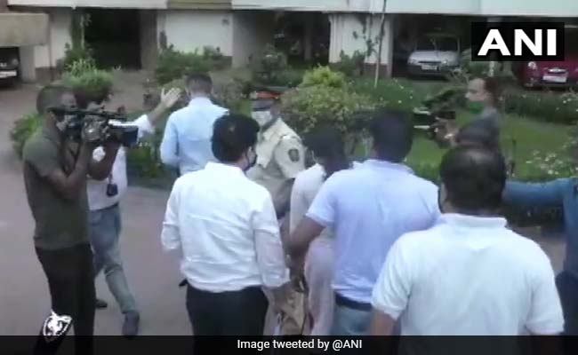 NCB ले रही है रिया चक्रवर्ती के घर की तलाशी, सुशांत केस में ड्रग्स कनेक्शन की कर रही है जांच NCB ले रही है रिया चक्रवर्ती के घर की तलाशी, सुशांत केस में ड्रग्स कनेक्शन की कर रही है जांच