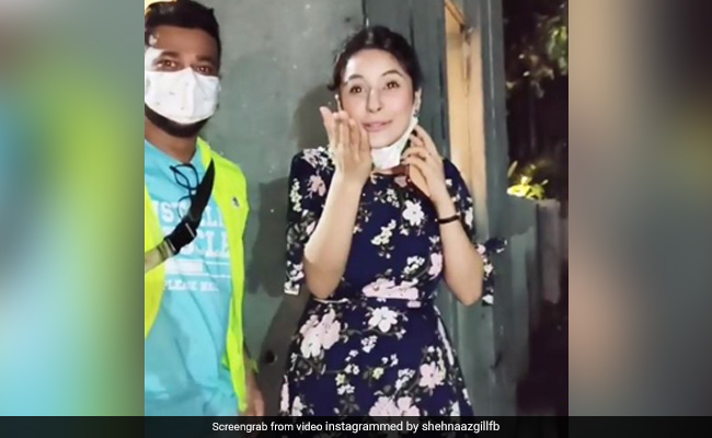 Shehnaaz Gill से फोटोग्राफर ने पूछा, 'रसोड़े में कौन था?', तो एक्ट्रेस बोलीं- What Is Rasoda...