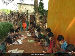 बिना किसी सरकारी मदद के पिछले 75 सालों से बच्चों को फ्री में पढ़ा रहा है ये बुजुर्ग बिना किसी सरकारी मदद के पिछले 75 सालों से बच्चों को फ्री में पढ़ा रहा है ये बुजुर्ग