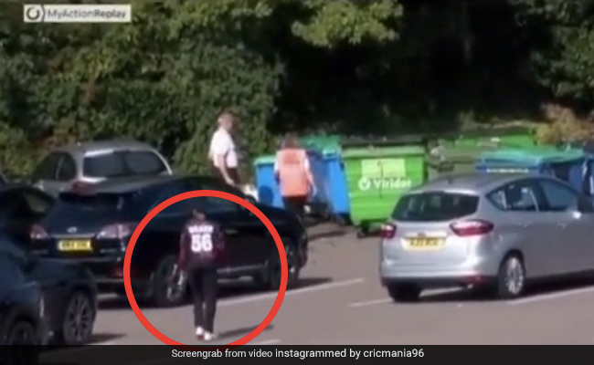 बल्लेबाज ने मारा स्टेडियम पार छक्का, कार के नीचे बॉल ढूंढते दिखे बाबर आजम, मिली कचरे में... देखें Video