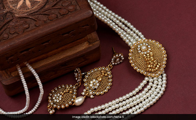5 Pearl Necklaces For A Graceful Touch To Your Ethnic Outfits