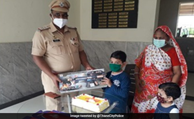 कोरोना की वजह से मां-बाप पहुंचे अस्पताल तो बच्चे का बर्थडे मनाने के लिए पहुंची पुलिस, दिए ये गिफ्ट