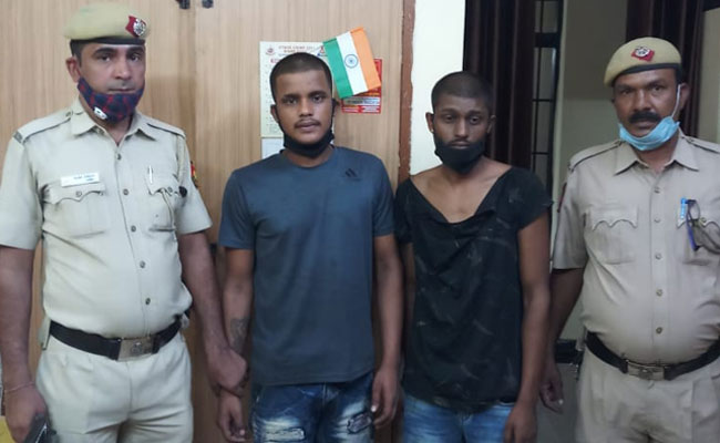 दिल्ली : चाकूबाजी कर रहे हमलावरों से भिड़ गए पुलिसवाले, बचाई युवक की जान