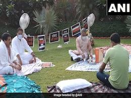 राज्यसभा के 8 निलंबित सांसदों ने संसद के लॉन में पूरी रात किया विरोध, उप-सभापति की चाय पीने से इनकार राज्यसभा के 8 निलंबित सांसदों ने संसद के लॉन में पूरी रात किया विरोध, उप-सभापति की चाय पीने से इनकार