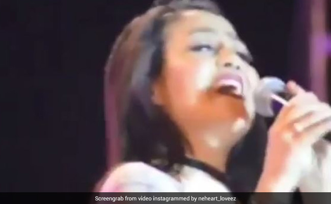 Neha Kakkar ने हजारों फैन्स के बीच गाया Pehla Nasha Pehla Khumar सॉन्ग, Video हुआ वायरल Neha Kakkar ने हजारों फैन्स के बीच गाया Pehla Nasha Pehla Khumar सॉन्ग, Video हुआ वायरल