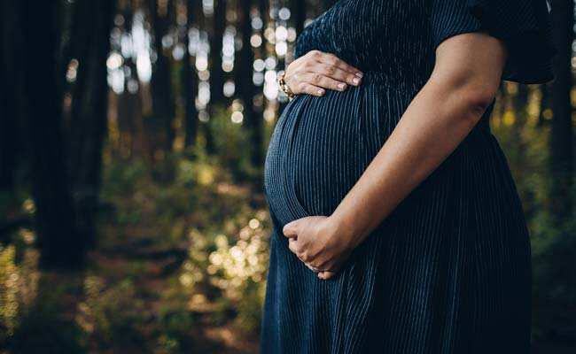 कोरोना पॉजिटिव गर्भवती महिला को जबरन घर ले गए परिजन, केस दर्ज