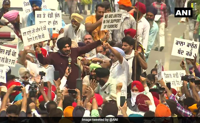 Navjot Singh Sidhu Joins Farmer Protest In Amritsar