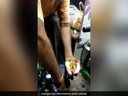 वड़ा पाव की जगह गुजराती ने बना डाला आइसक्रीम पाव, देख लोग बोले- 'भगवान माफ नहीं करेगा...' - देखें Video वड़ा पाव की जगह गुजराती ने बना डाला आइसक्रीम पाव, देख लोग बोले- 'भगवान माफ नहीं करेगा...' - देखें Video