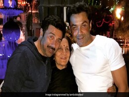 Sunny Deol और Bobby Deol ने मां को बड़े ही प्यारे अंदाज में किया बर्थडे विश, Photos हुईं वायरल Sunny Deol और Bobby Deol ने मां को बड़े ही प्यारे अंदाज में किया बर्थडे विश, Photos हुईं वायरल