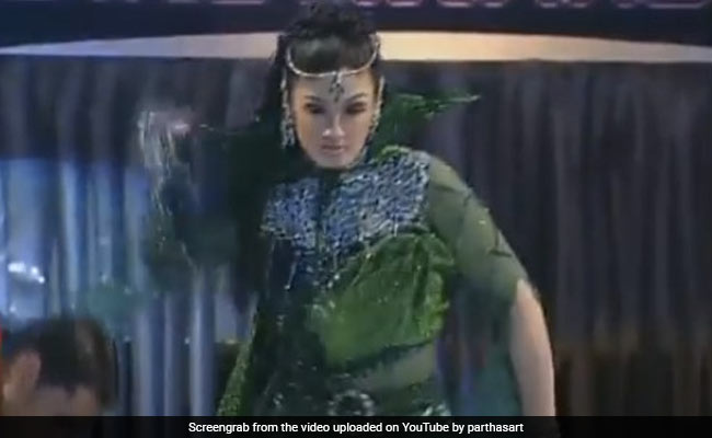 रवीना टंडन का थ्रोबैक Video हुआ वायरल, अवॉर्ड शो में डांस से यूं मचाया धमाल